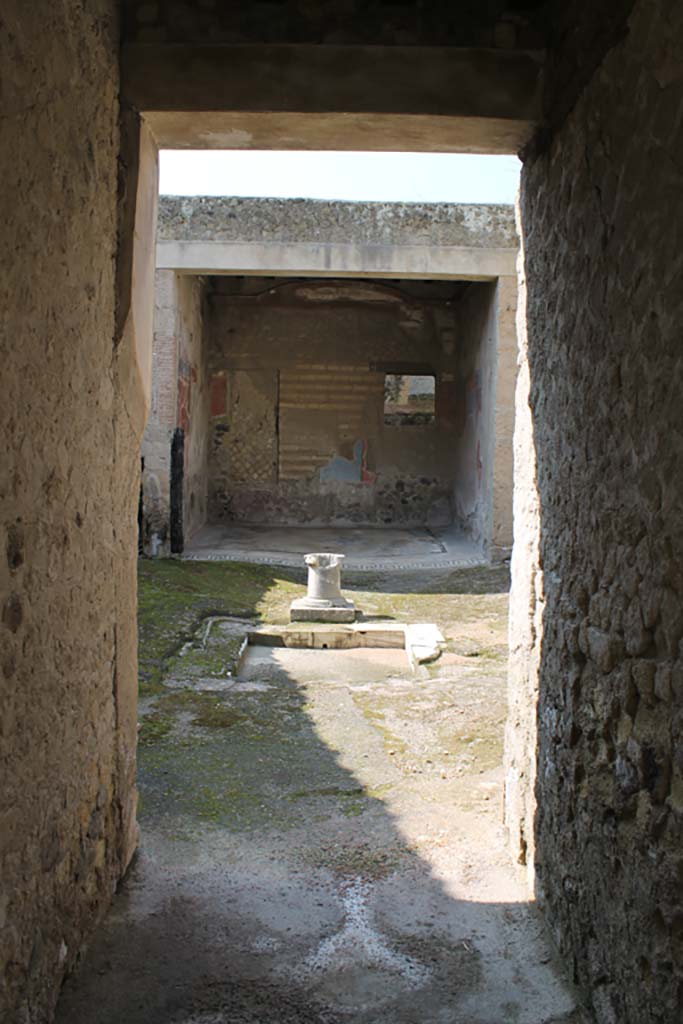 VI.17 Herculaneum, Herculaneum. March 2014.
Looking south from entrance corridor, across atrium.
Foto Annette Haug, ERC Grant 681269 DÉCOR.